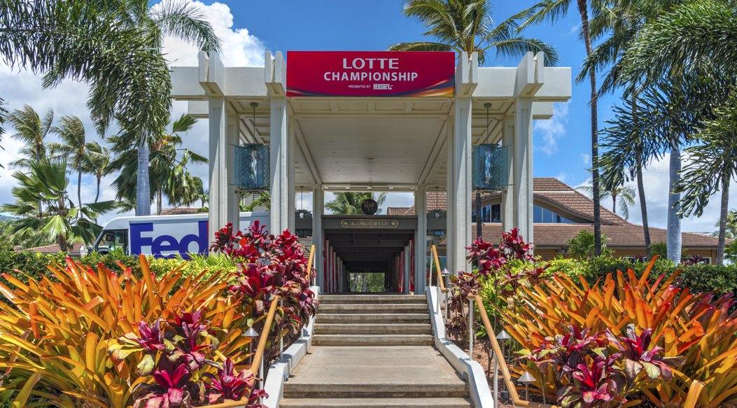 Peter Lik Rewards LPGA Athletes in Oahu with Fine Art Books