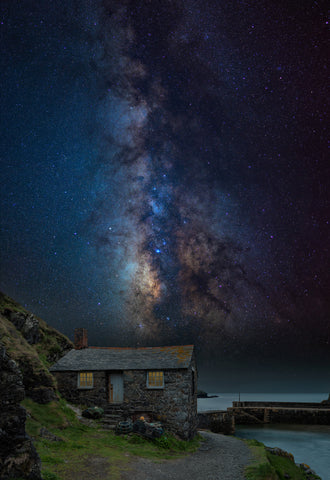 Secluded cabin in Cornwall witnesses the grandeur of a starlit universe.