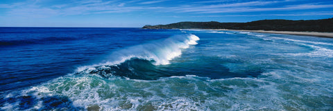 Long rolling wave off the coast of Main Beach Australia